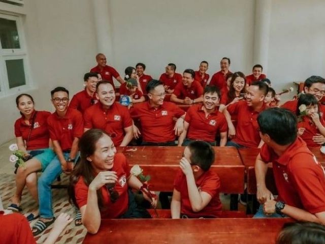 Thiết kế một logo đặc biệt với tên lớp và năm ra trường