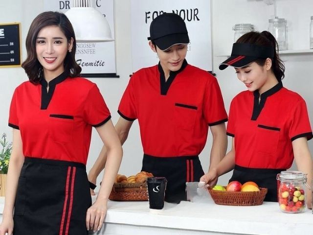 Phối màu đỏ với đen hoặc trắng ở phần tay áo, cổ áo, hoặc viền vai.