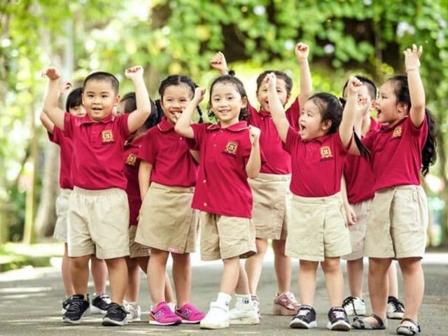 Áo thun đồng phục học sinh là gì