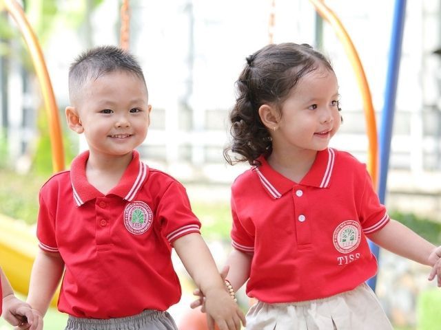 Áo thun đồng phục mầm non cần được may chắc chắn, chịu được giặt máy và không bị phai màu