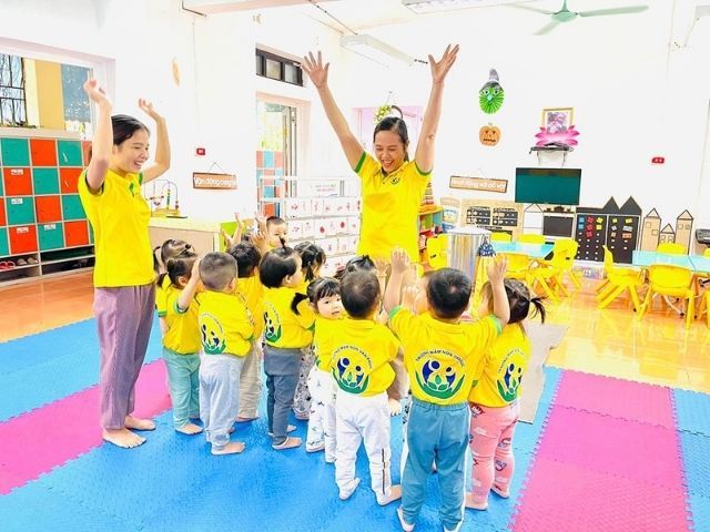 Năm 2025, xu hướng thiết kế áo thun đồng phục mầm non đang nghiêng về sự tối giản nhưng vẫn nổi bật