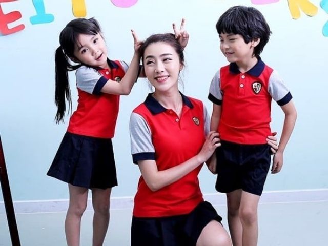 Mẫu áo thun đồng phục mầu non màu đỏ phối 