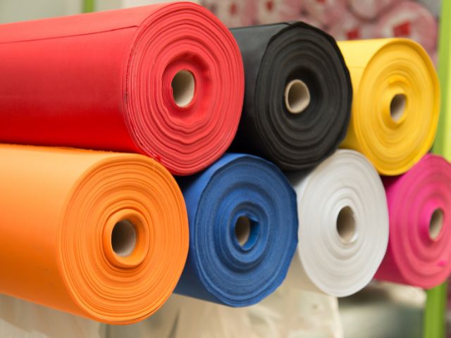 Vải thun cá mập 65 2 chiều ít bị phai màu khi giặt, giúp áo thun đồng phục duy trì được vẻ đẹp bền lâu 