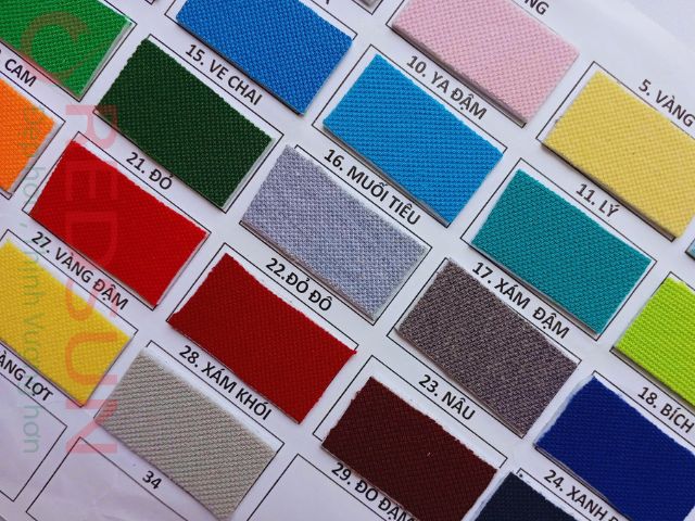 Đỏ – Màu đỏ nổi bật, tạo điểm nhấn cho trang phục.