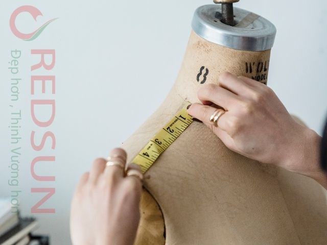 Thiết kế áo thun đồng phục ngân hàng cần có độ ôm vừa phải