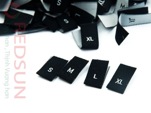 Áo thể thao thường có form rộng hoặc co giãn tốt để tạo sự thoải mái khi vận động