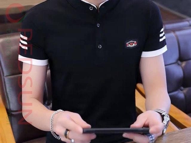 Áo thun cổ tàu có thể gắn liền với hình ảnh lãnh đạo, đặc biệt trong bối cảnh văn hóa Việt Nam