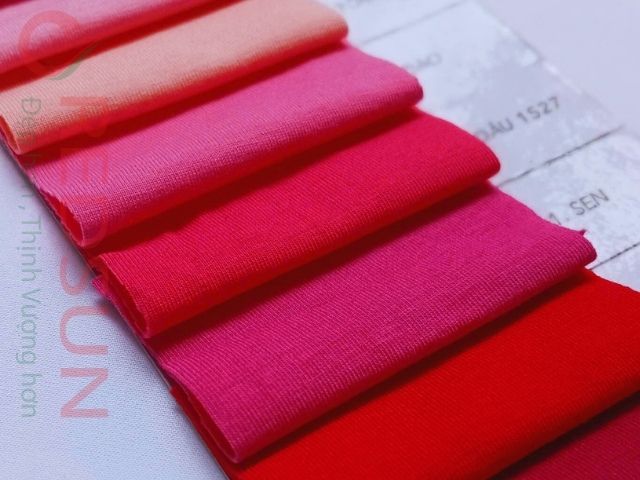 Hồng nhạt, dịu dàng, phù hợp với phong cách thời trang nhẹ nhàng.