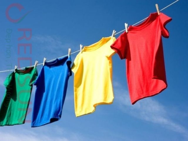 Tránh phơi dưới nắng gắt quá lâu vì nhiệt độ cao có thể làm sợi vải bị khô và nhanh giãn.