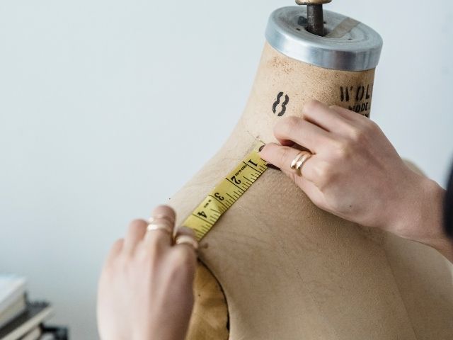 Đo từ đường may vai bên trái sang đường may vai bên phải