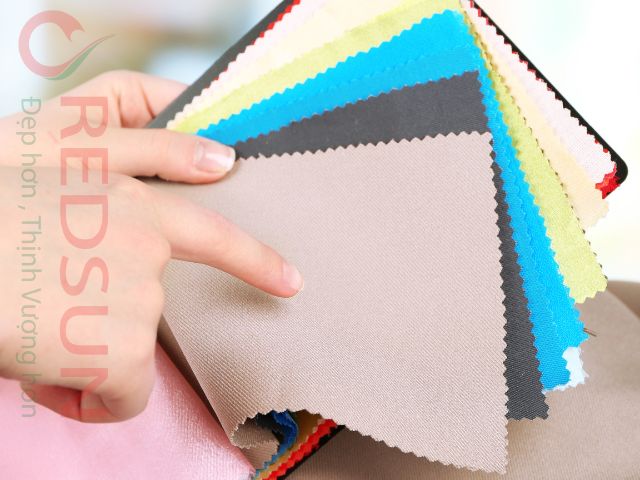 Loại vải này có khả năng co giãn tốt cả chiều ngang và chiều dọc, nên khi kéo nhẹ, vải có thể dãn ra