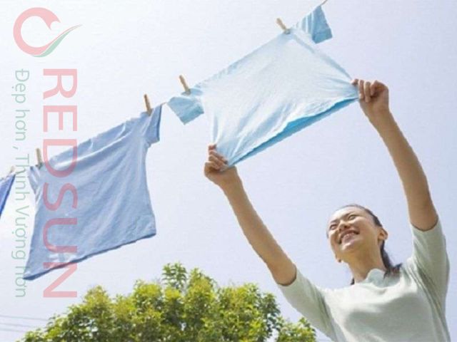 Phơi áo ở nơi râm mát, tránh ánh nắng trực tiếp