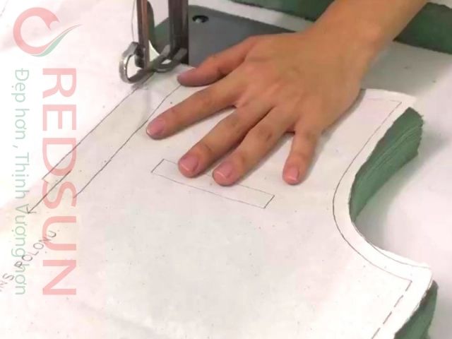 Sau khi chất liệu vải được lựa chọn, vải sẽ được cắt theo mẫu đã được thiết kế