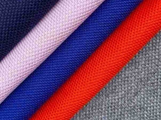 Mắt vảy của vải thun cá sấu thường đều và tạo ra một cấu trúc nổi bật, khác biệt so với các loại vải thun khác.