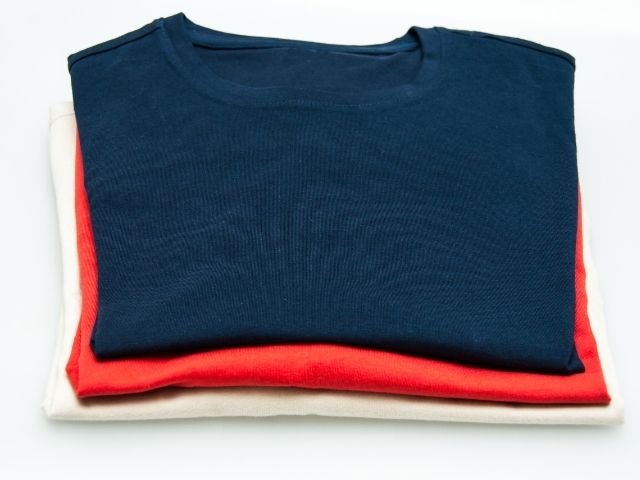 Các chất liệu như cotton pha polyester, polyester 100% và cotton 100% là những lựa chọn phổ biến 