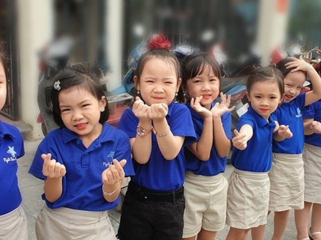 Kiểm tra đường chỉ may, bo viền, cổ áo có bền và không bung chỉ hay không