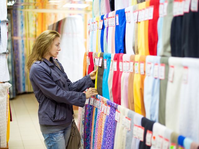 Màu sắc nên phù hợp với thương hiệu, logo công ty.