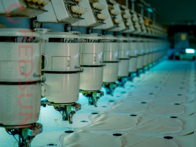 Thêu logo → độ bền cao, không bong tróc, phù hợp đồng phục công nhân nhà xưởng, kỹ thuật