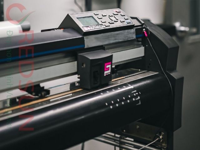 Các công nghệ in phổ biến hiện nay gồm in lụa (silk screen), in chuyển nhiệt, và in kỹ thuật số