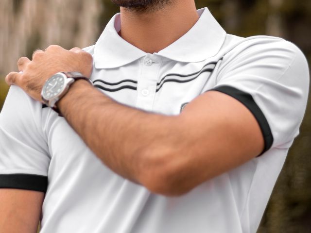 Vải Poly Thái có độ co giãn vừa phải, giúp áo luôn giữ được form dáng chuẩn