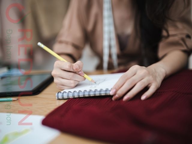 Không nên đặt hàng sát ngày sử dụng, vì sẽ bị tính phí sản xuất nhanh (có thể tăng giá 10 – 30%)