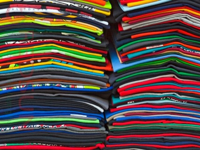 Đặt hàng từ xưởng may áo thun hoặc mua theo nhóm