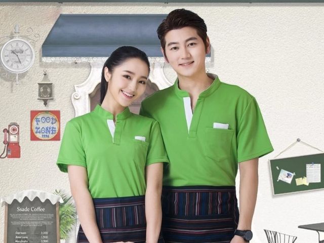 Áo thun cổ tàu, với kiểu dáng đặc trưng và đồng bộ, giúp nhân viên dễ dàng nhận diện