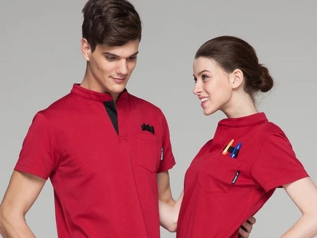 Áo thun cổ tàu có thể dễ dàng phối hợp với quần tây, chân váy