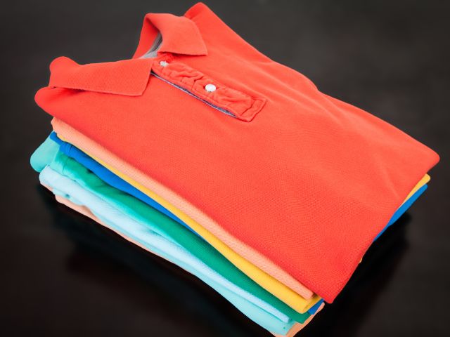 Trước khi đặt may, bạn cần có mẫu thiết kế chi tiết, bao gồm màu sắc, kiểu dáng, logo, hình ảnh