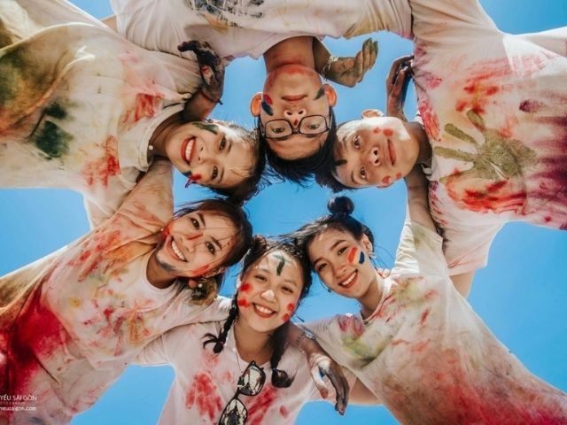 Nếu sự kiện chia thành nhiều đội, có thể thiết kế áo với màu sắc hoặc biểu tượng khác nhau