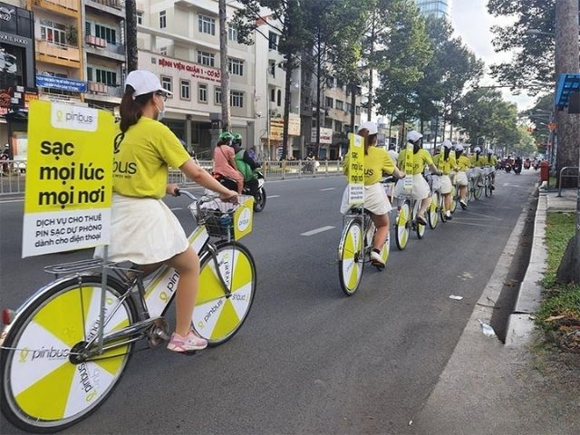 Đồng phục giúp nhân viên trông đồng bộ, gọn gàng, nâng cao uy tín thương hiệu