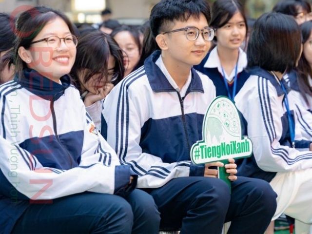 Áo khoác gió, áo len hoặc blazer có logo trường.