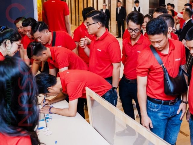 Sử dụng màu đỏ, tạo sự chuyên nghiệp và dễ nhận diện.