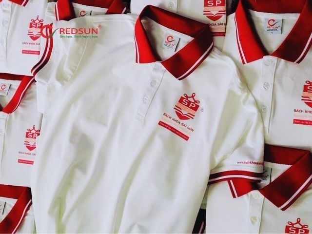 Áo thun cổ tròn hoặc polo, thiết kế đơn giản nhưng tinh tế