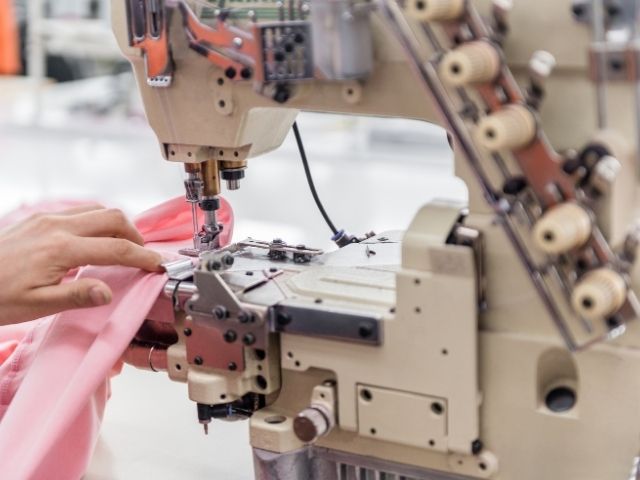 Đường may chắc chắn, tỉ mỉ, không bị bung chỉ trong quá trình sử dụng