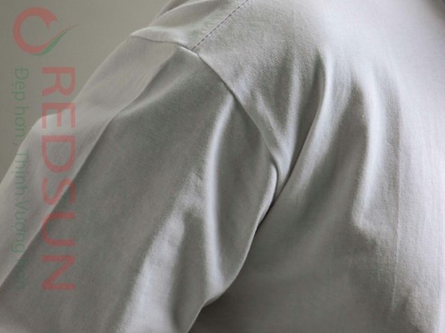 Có đường may gia cố ở vai, nách để đảm bảo áo bền khi vận động mạnh