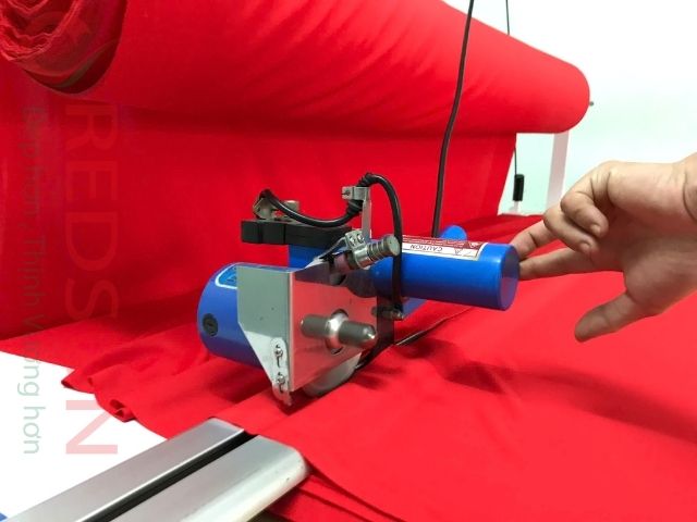 Cắt vải theo rập thiết kế bằng máy cắt tự động hoặc thủ công