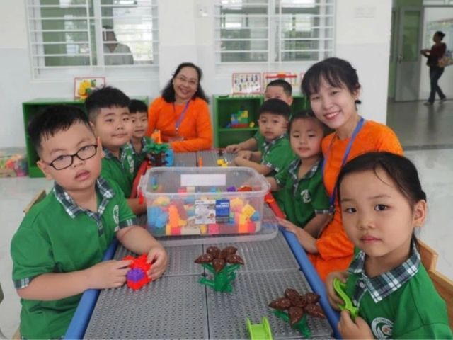 Khi mặc đồng phục, bé sẽ cảm nhận được môi trường học tập