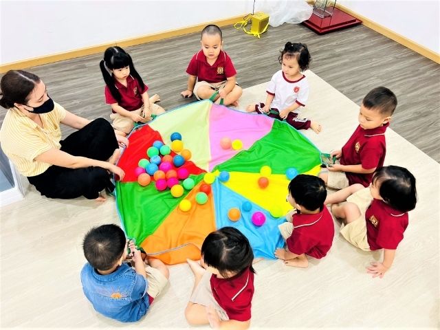 Khi tất cả các bé đều mặc đồng phục, không có sự phân biệt giàu – nghèo