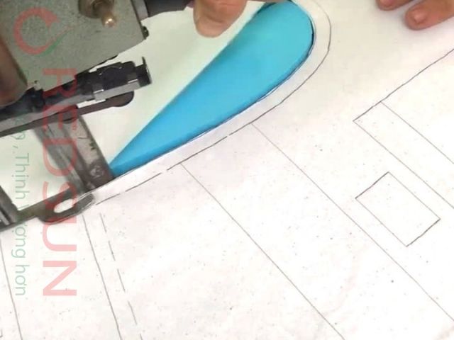 Hệ thống điều chỉnh độ căng chuẩn xác, đảm bảo từng lớp vải khớp với nhau.