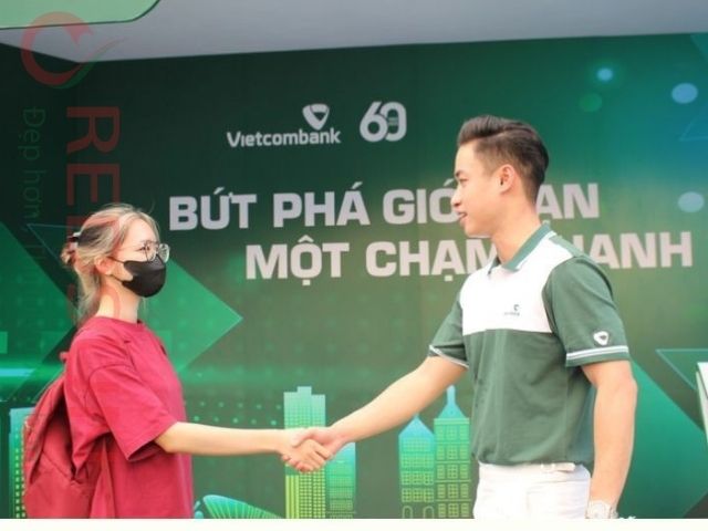 Nhân viên ngân hàng tham gia hoạt động cộng đồng với áo thun đồng phục