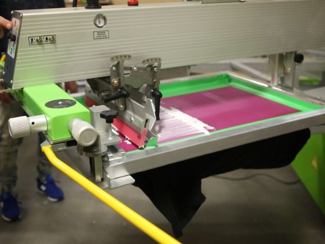 Công nghệ in 3D hiện đại (như in UV hoặc in chuyển nhiệt) không làm hỏng vải