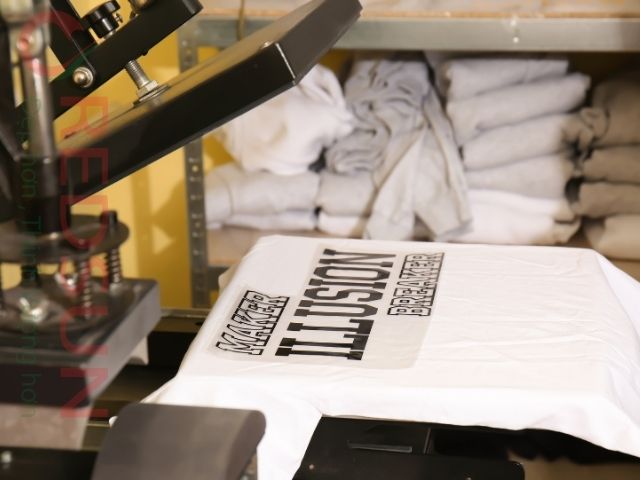 Phương pháp in ấn và số lượng màu sắc ảnh hưởng trực tiếp đến chi phí in