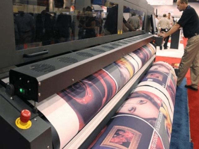 Sử dụng nhiệt độ cao để chuyển hình ảnh từ giấy in lên vải.