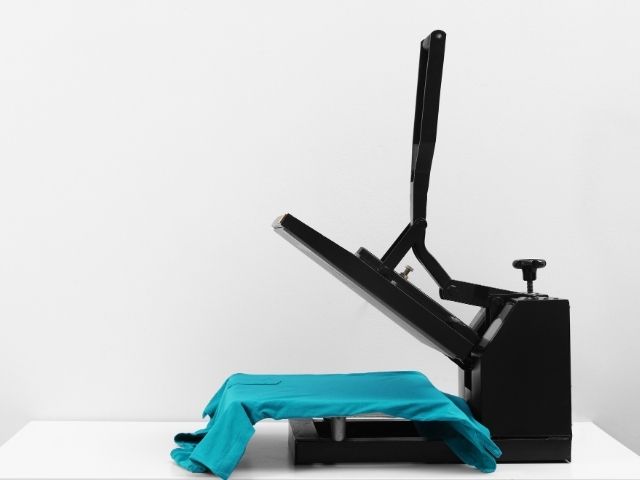 In hình ảnh lên màng film, sau đó ép nhiệt lên áo.