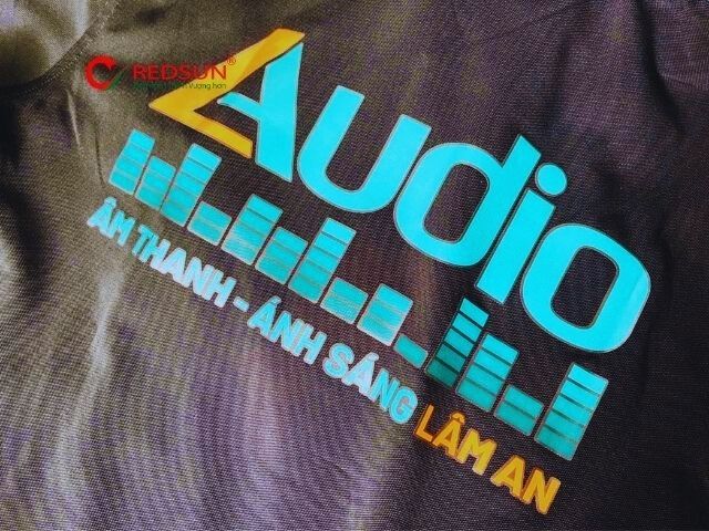 In decal nhiệt – bền, sắc nét, thích hợp với logo nhỏ.