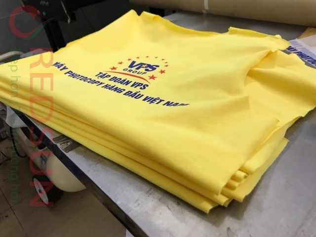 In PET – Hiệu ứng màu sắc nổi bật, bám chặt trên vải, không bong tróc.