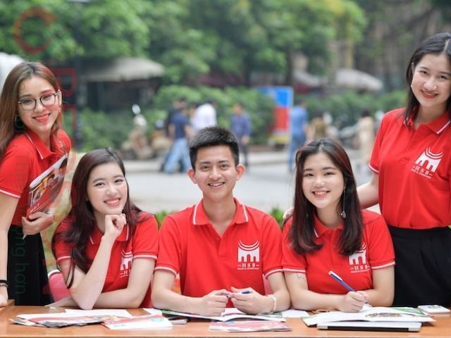 Lấy ý kiến của học sinh, phụ huynh và giáo viên về kiểu dáng, màu sắc