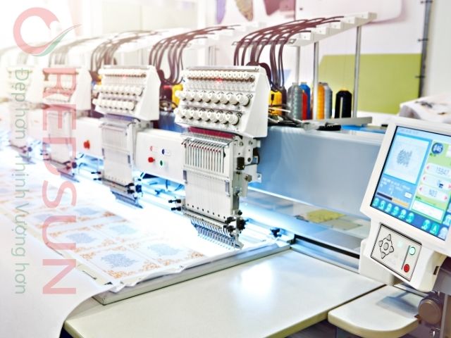 Nếu logo có nhiều chi tiết nhỏ, in sẽ tốt hơn thêu. Nếu muốn đồng phục bền, thêu là lựa chọn tối ưu