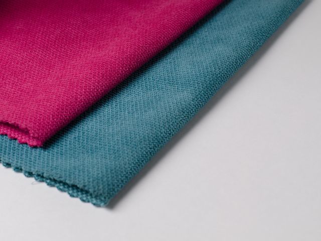 Vải thun cá sấu Poly rất bền, khó bị rách hay hư hỏng khi kéo giãn